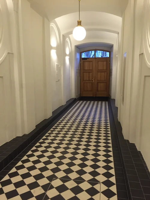 Alt-Wiener Stiegenhaus mit Schachbrettboden
