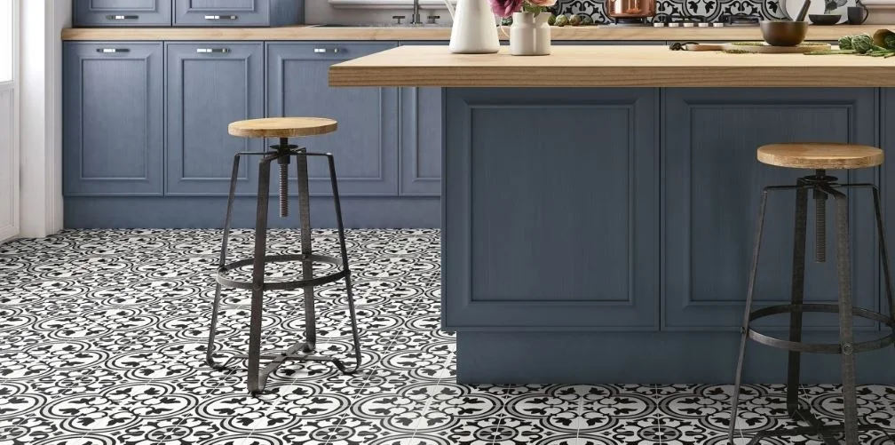Küche mit gemustertem Fliesenboden von Elios Ceramica